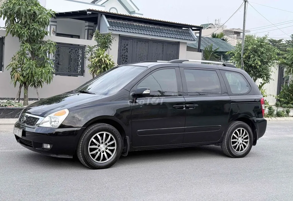 Kia Carnival 2010 photo 4
