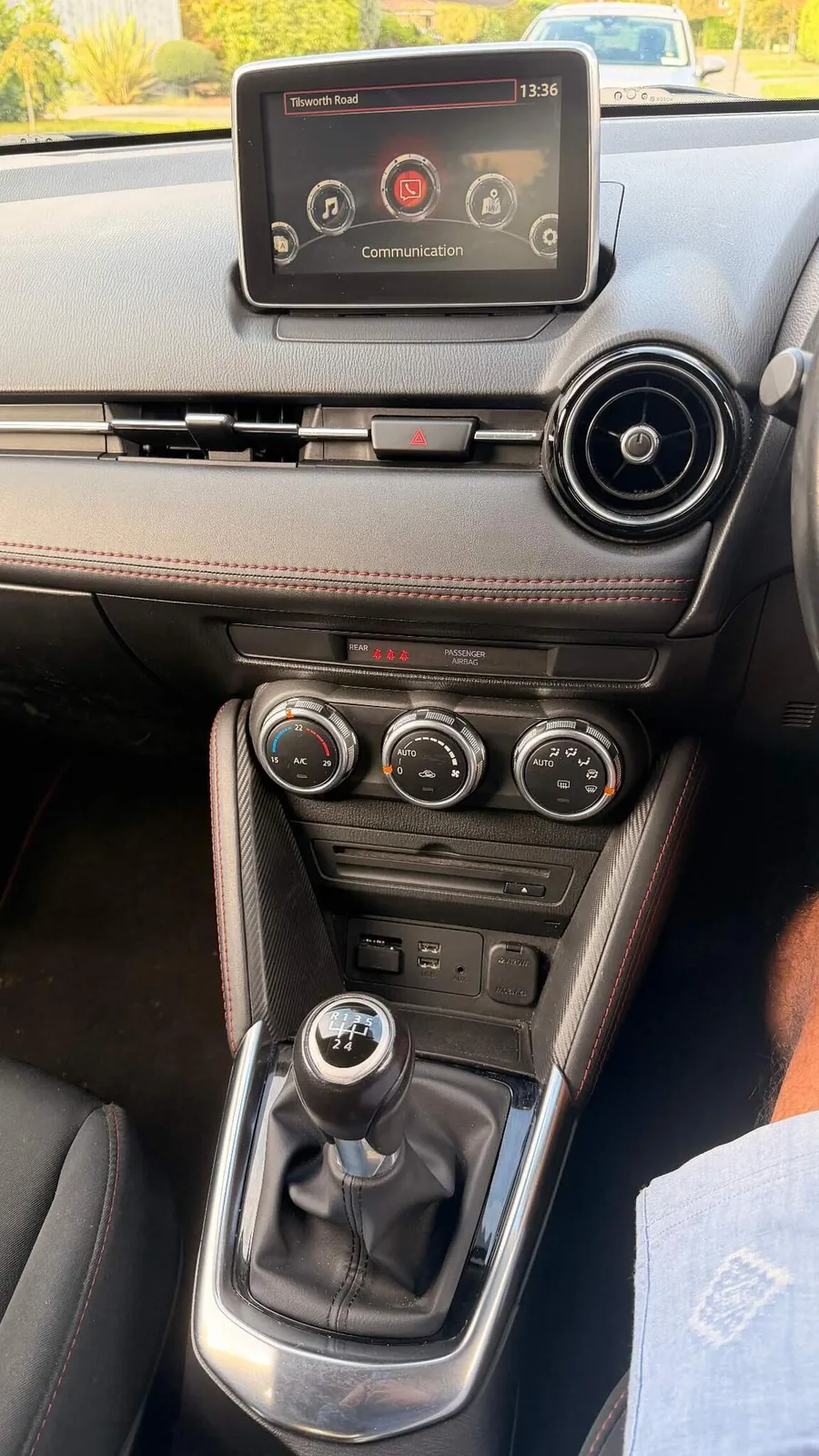 Mazda Mazda2 2015 photo 2