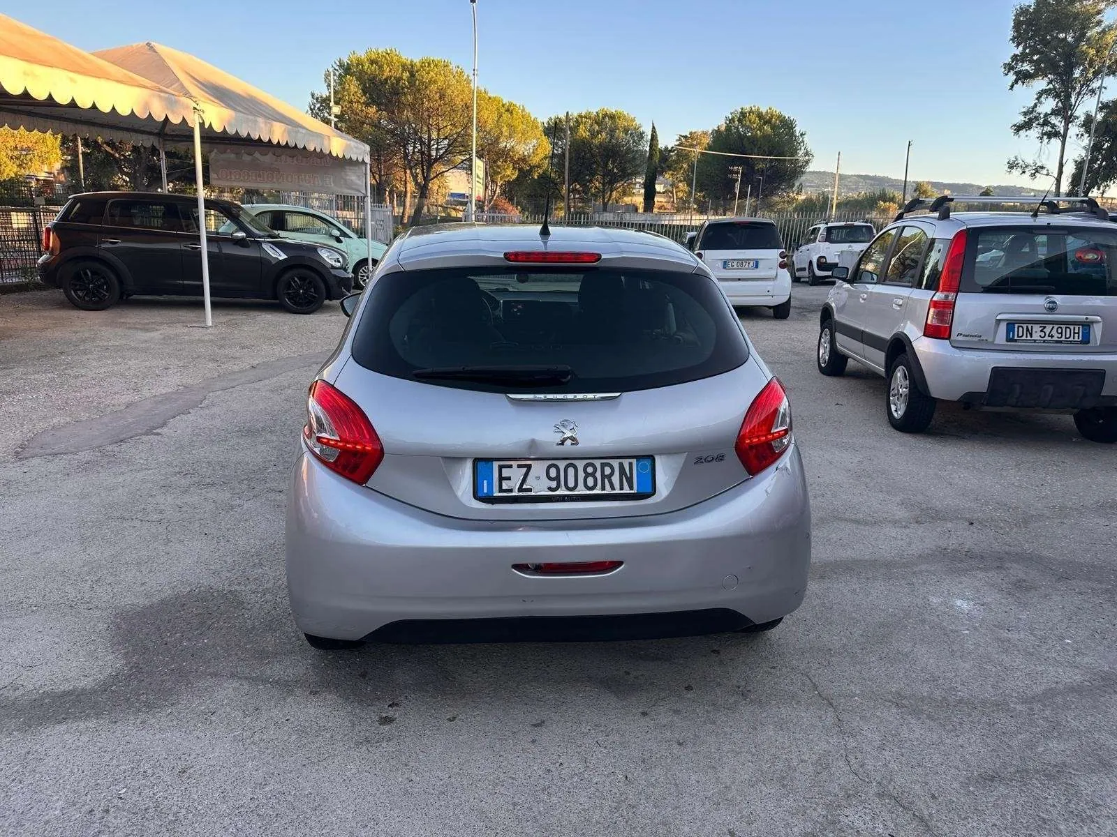 Peugeot 208 2015 photo 3