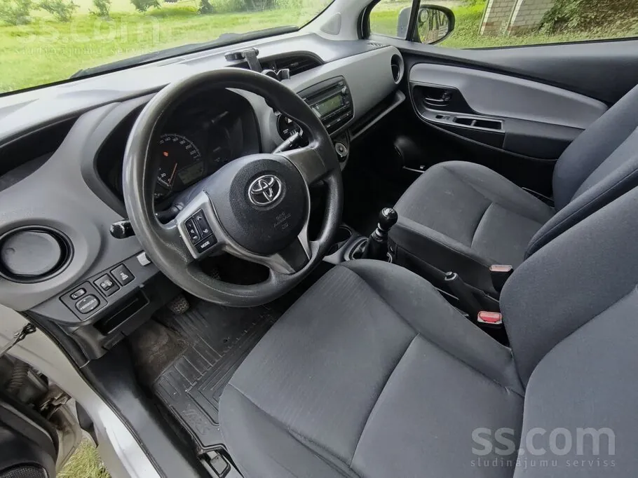 Toyota Yaris 2015 photo 5