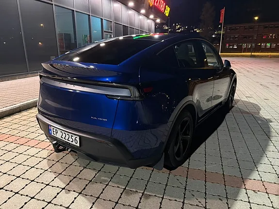 Tesla Model Y 2025 photo 5