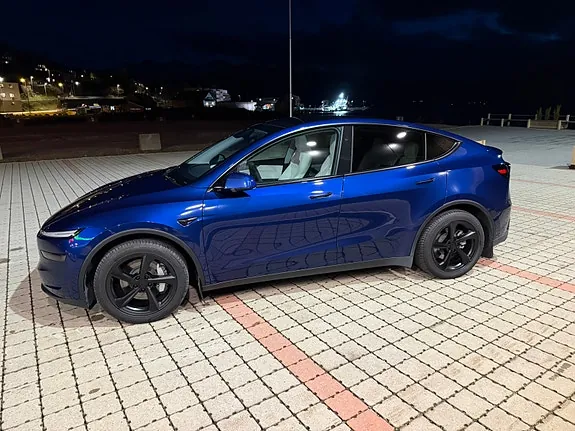 Tesla Model Y 2025 photo 2