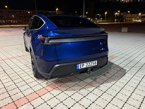 Tesla Model Y 2025 photo 4