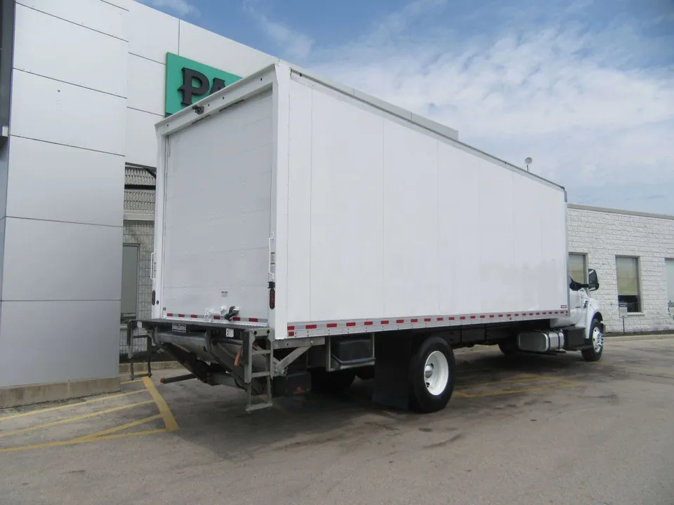 Ford F-750 Super Duty 2025 photo 3