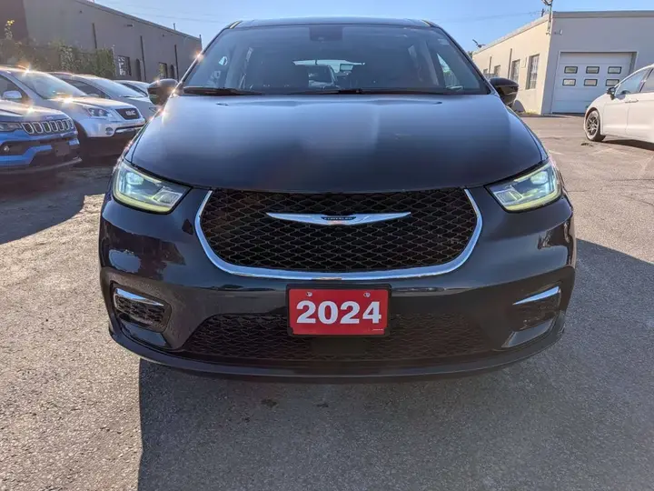 Chrysler Pacifica 2024 photo 2