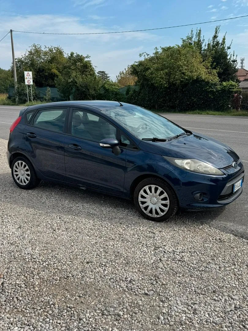 Ford Fiesta 2011 photo 2