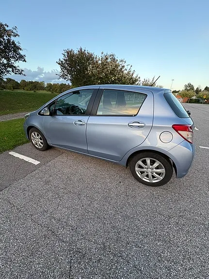 Toyota Yaris 2012 photo 2