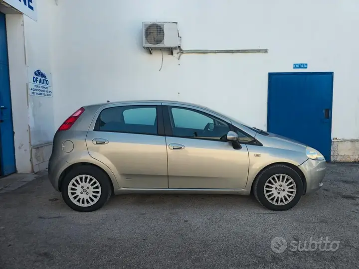Fiat Grande Punto 2009 photo 2