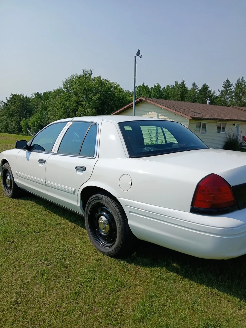 Ford Crown Victoria 2010 photo 3