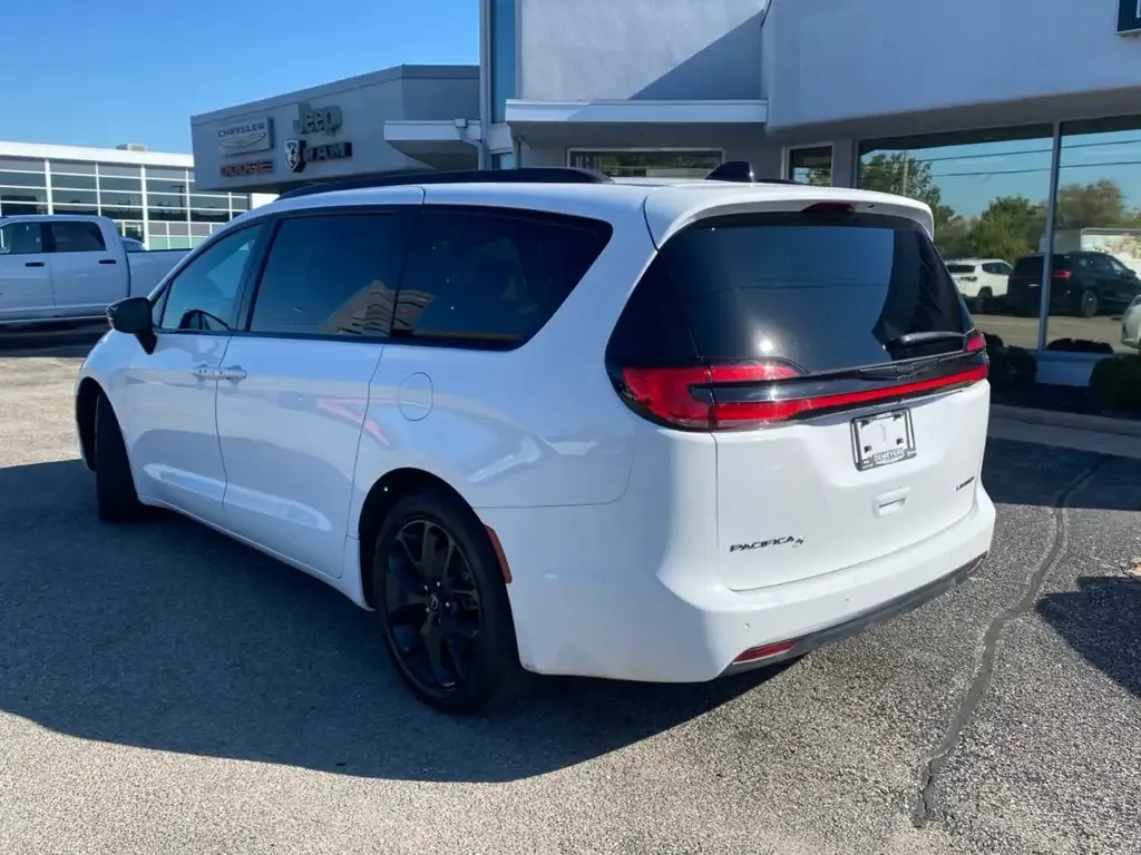 Chrysler Pacifica 2025 photo 3