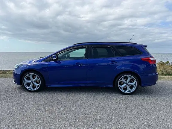 Ford Focus 2013 photo 2