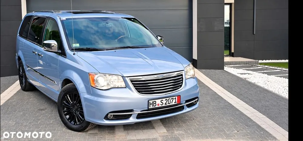 Chrysler Town & Country 2013 photo 2