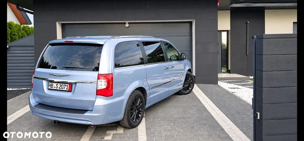 Chrysler Town & Country 2013 photo 3