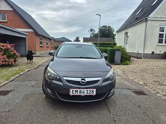 Opel Astra 2012 photo 2