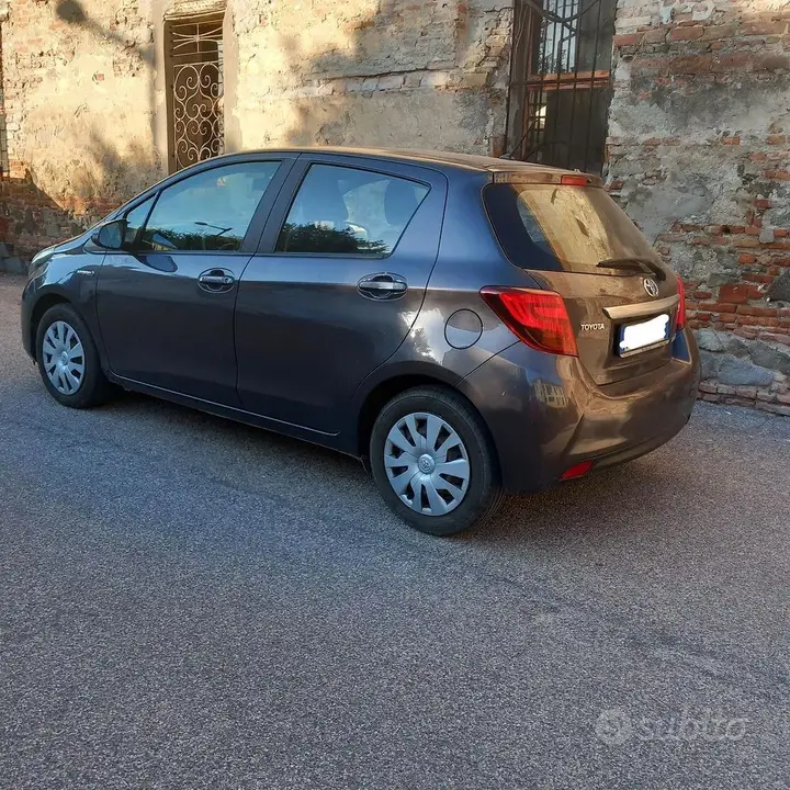 Toyota Yaris 2017 photo 2