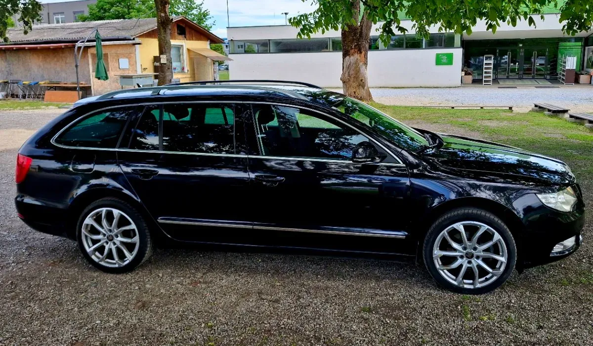 Skoda Superb 2011 photo 3