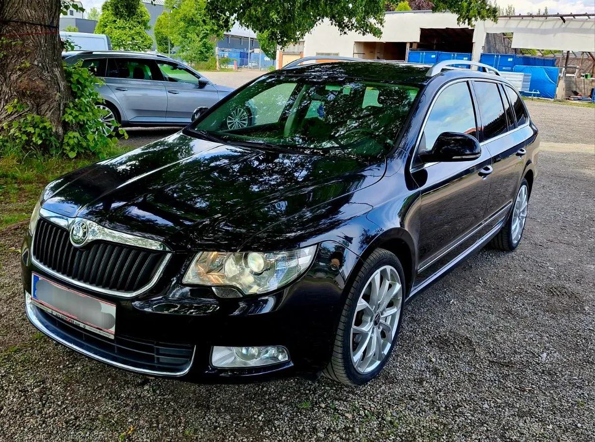 Skoda Superb 2011 photo 2