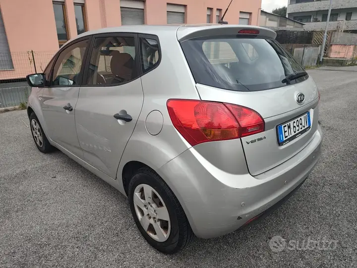 Kia Venga 2012 photo 4