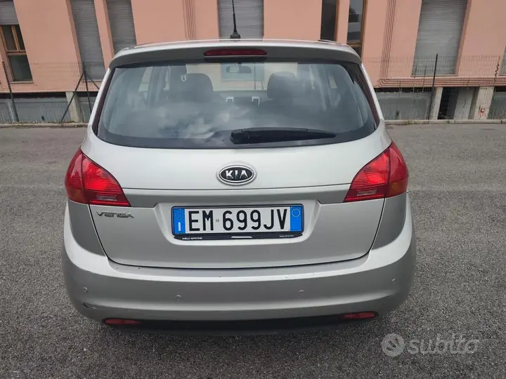 Kia Venga 2012 photo 3
