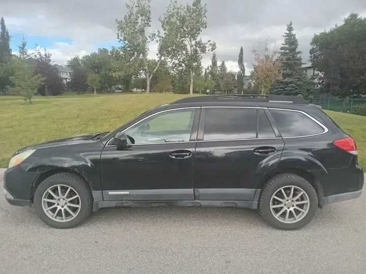 Subaru Outback 2011 photo 2