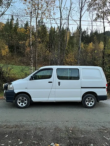Toyota Hiace 2010 photo 2