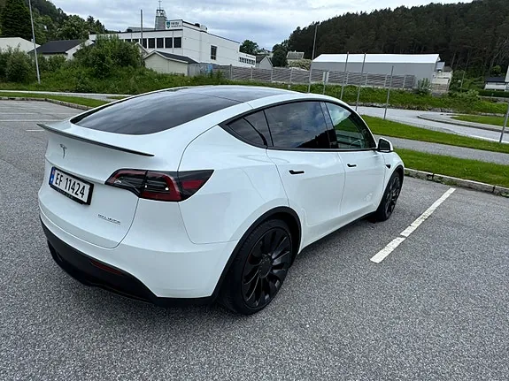 Tesla Model Y 2023 photo 4