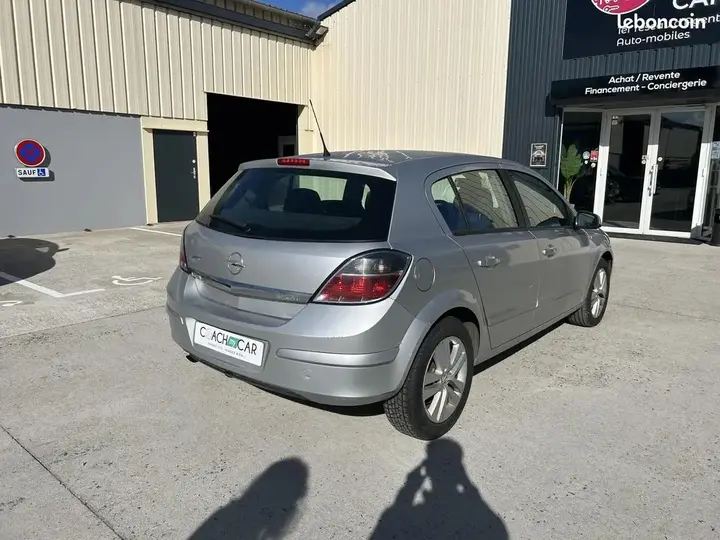 Opel Astra 2009 photo 3