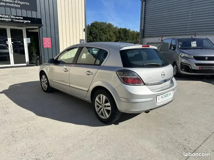 Opel Astra 2009 photo 4