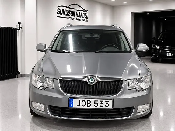 Skoda Superb 2012 photo 2