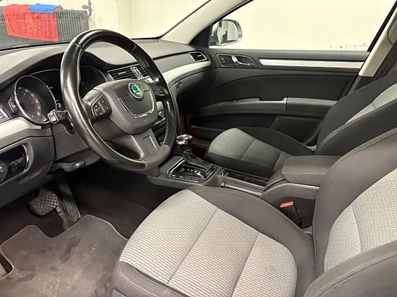 Skoda Superb 2012 photo 5