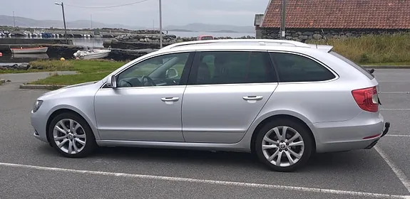 Skoda Superb 2015 photo 2
