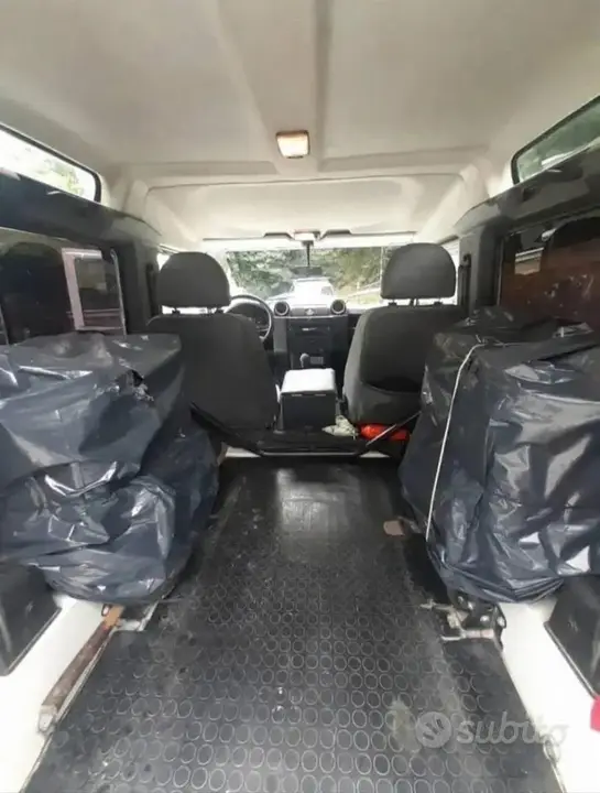 Land Rover Defender 2007 photo 4