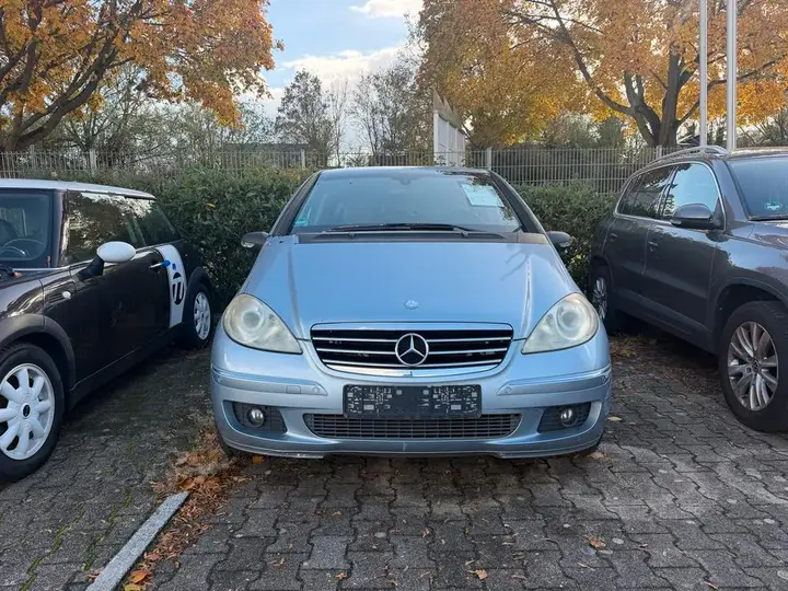 Mercedes-Benz B 180
