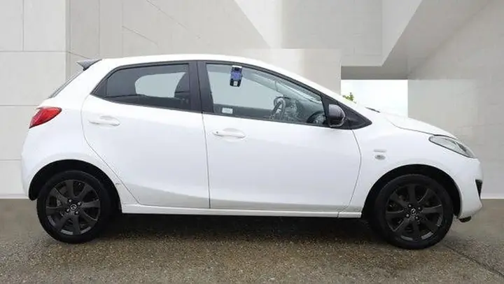 Mazda Mazda2 2014 photo 3