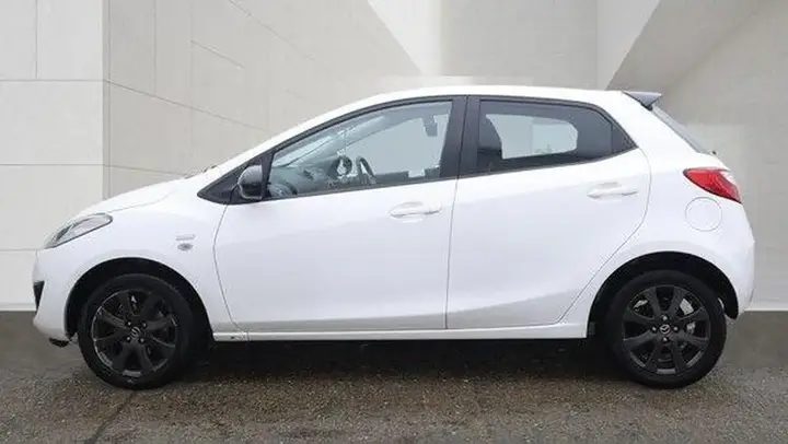 Mazda Mazda2 2014 photo 4