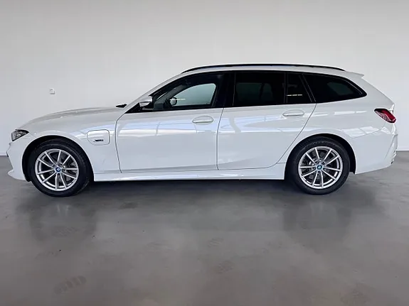 BMW 330E 2023 photo 2
