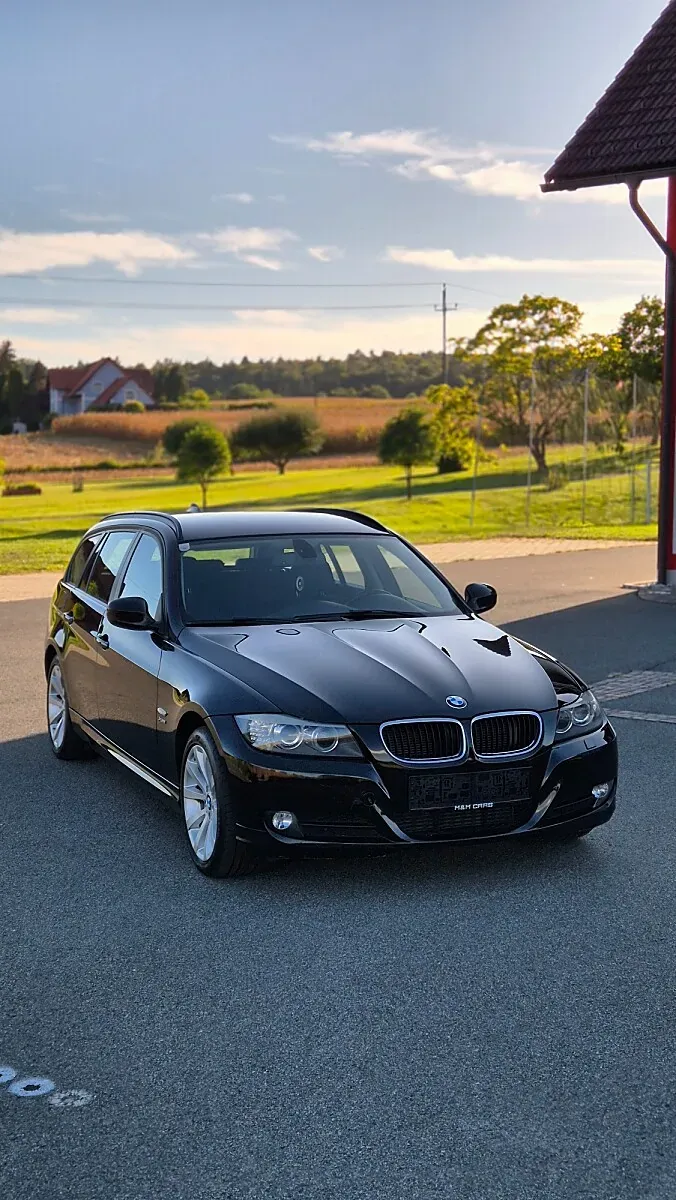 BMW 3 Series 2011 photo 2