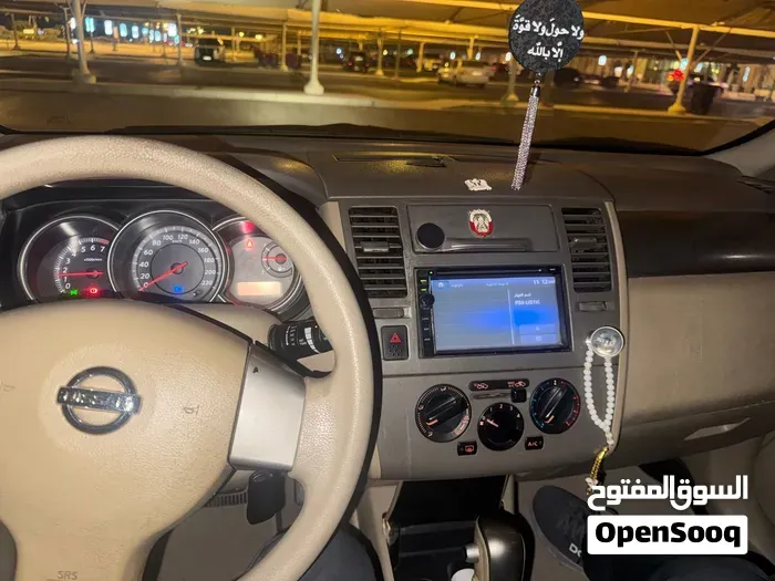 Nissan Tiida 2011 photo 3