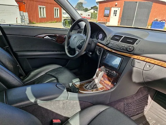 Mercedes-Benz E200 2005 photo 5