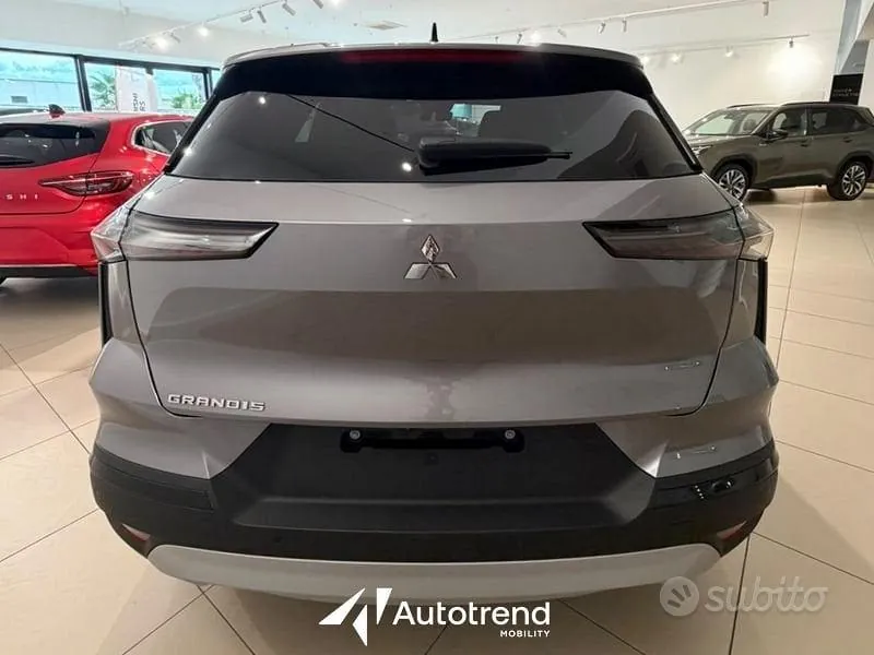 Mitsubishi Grandis 2026 photo 4