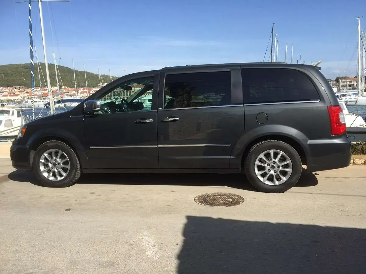 Lancia Voyager 2012 photo 3