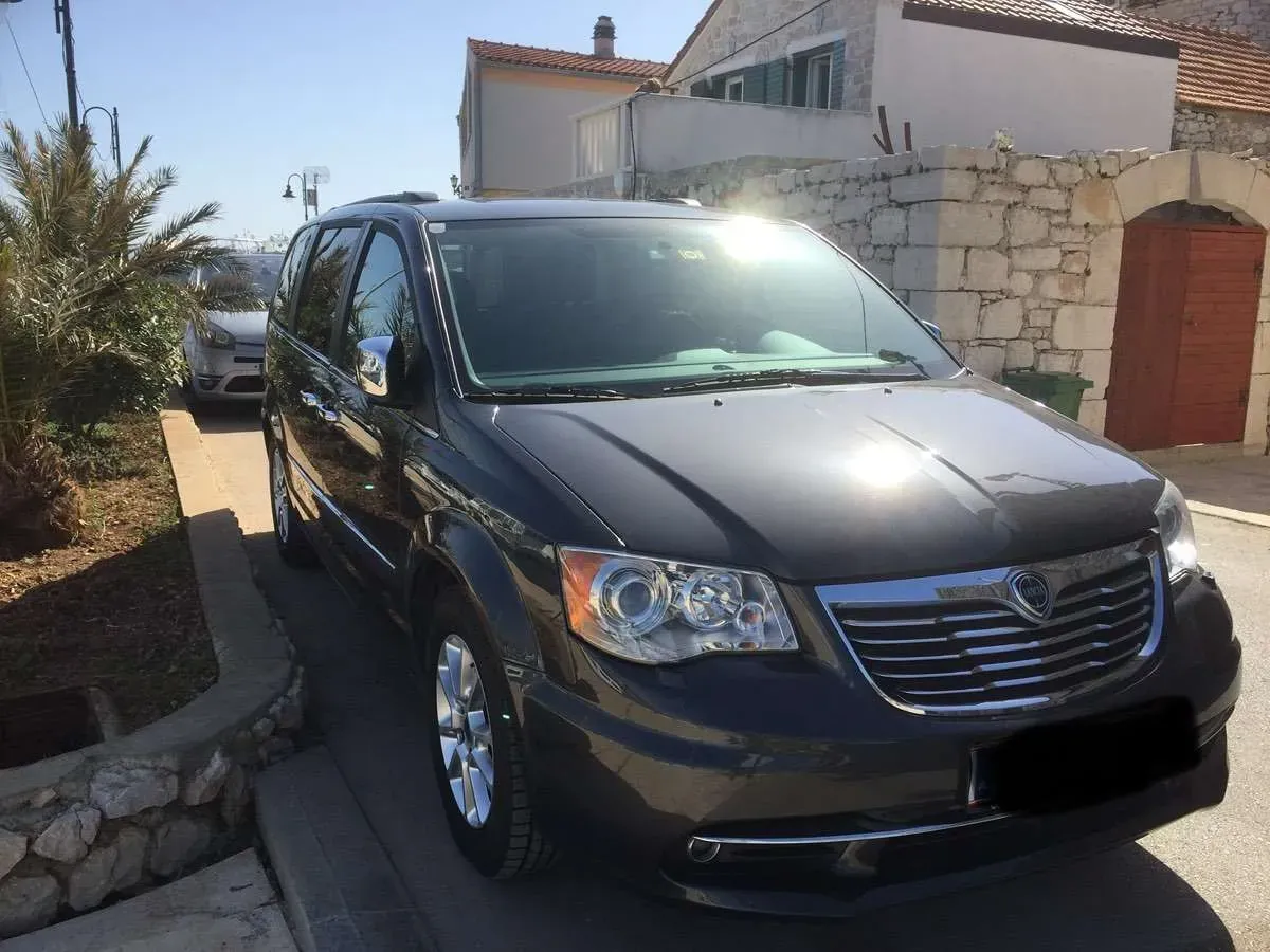 Lancia Voyager 2012 photo 2