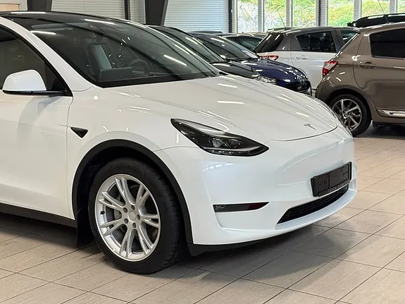 Tesla Model Y 2023 photo 2