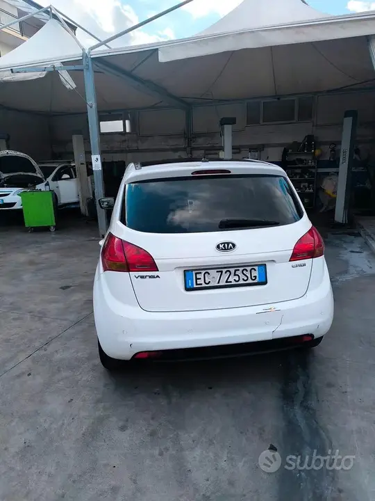 Kia Venga 2011 photo 2