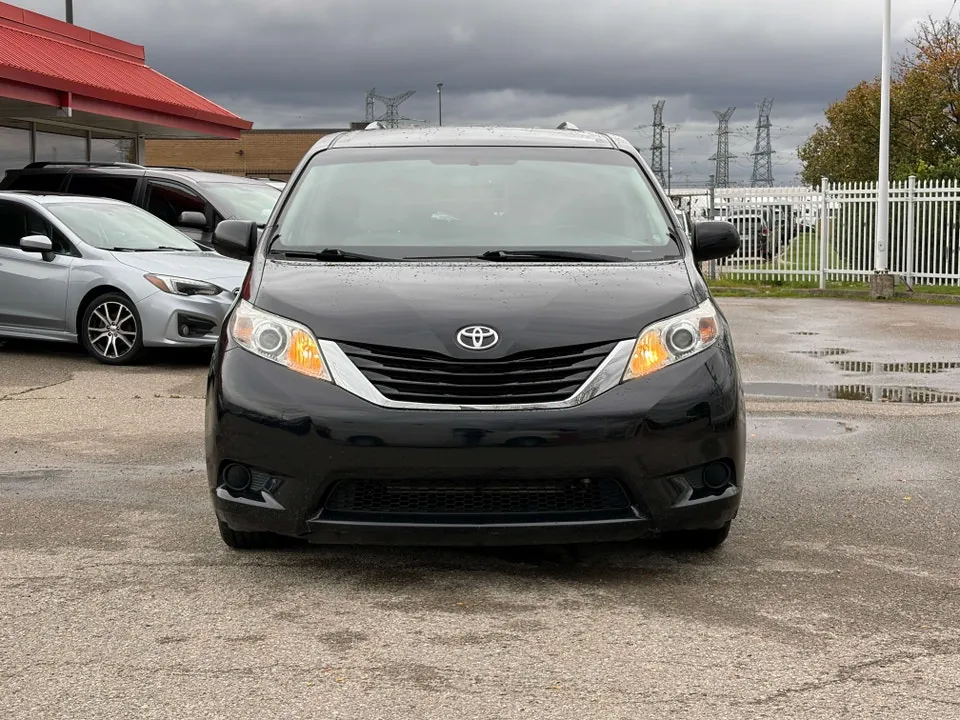 Toyota Sienna 2017 photo 2