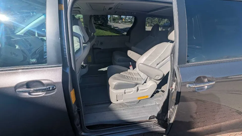 Toyota Sienna 2011 photo 4