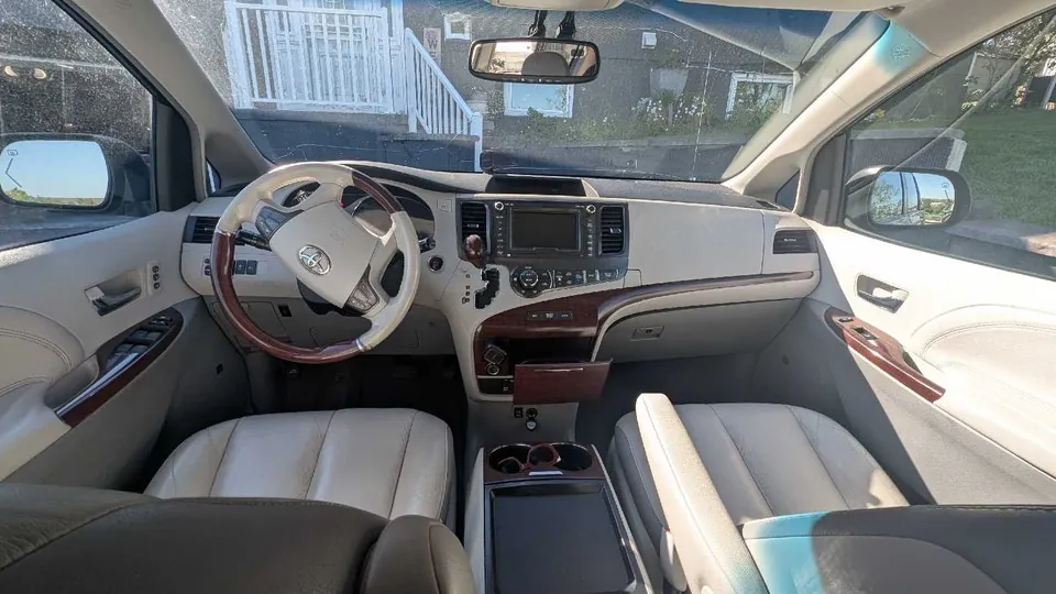 Toyota Sienna 2011 photo 3