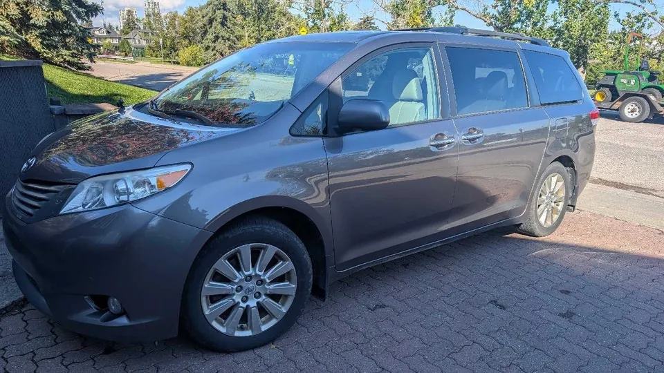 Toyota Sienna 2011 photo 2