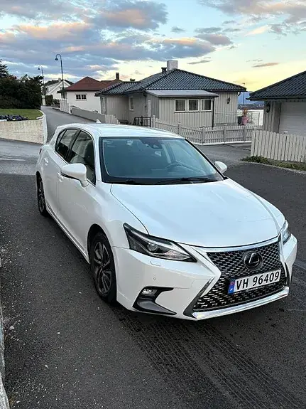 Lexus Ct200H 2018 photo 2