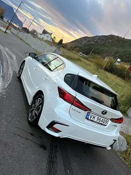 Lexus Ct200H 2018 photo 3